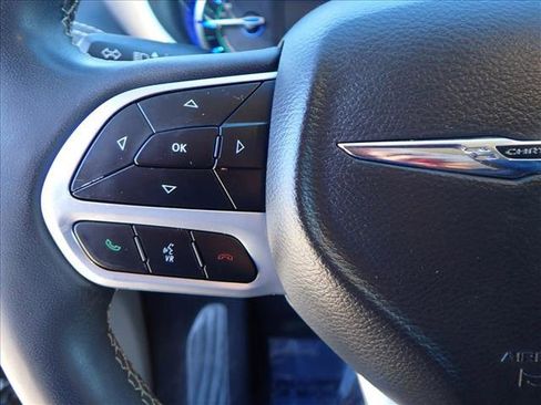 Used 2022 Chrysler Pacifica Touring-L image 16