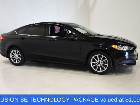 Used 2017 Ford Fusion SE w/ Fusion SE Technology Package FWD image 3