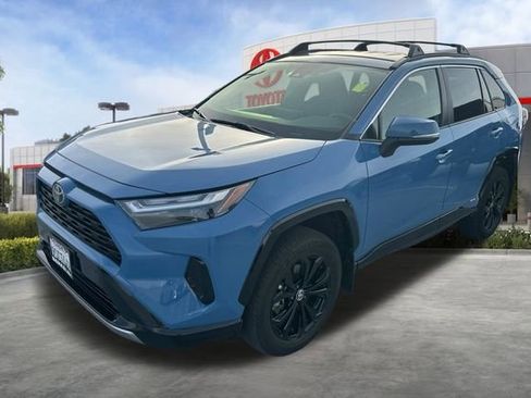 Used 2025 Toyota RAV4 SE image 3