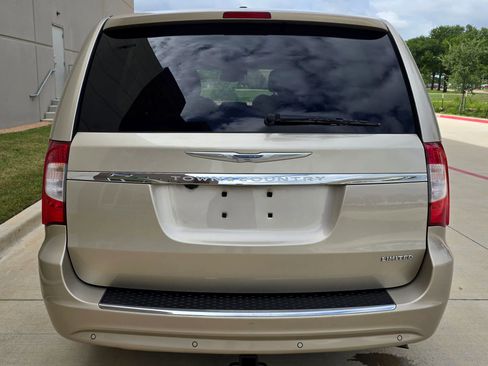 Used 2016 Chrysler Town & Country Limited FWD image 10