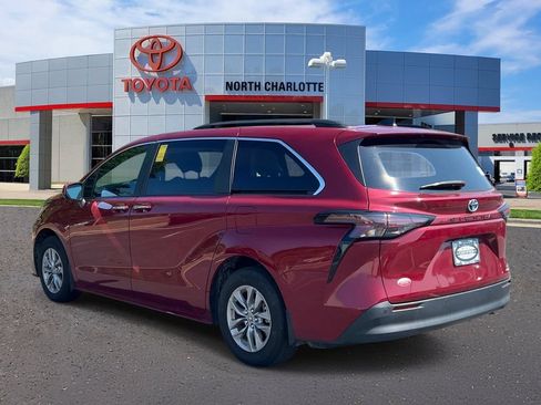 Used 2024 Toyota Sienna XLE FWD image 5