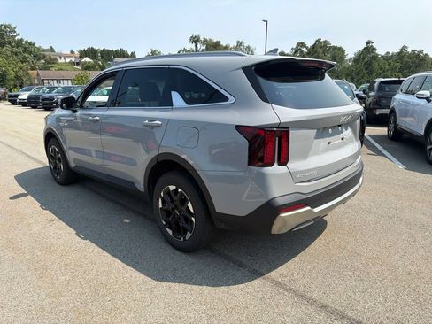 Certified 2025 Kia Sorento S w/ Panoramic Sunroof Package AWD/4WD image 5