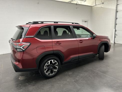 Used 2025 Subaru Forester Premium AWD/4WD image 8