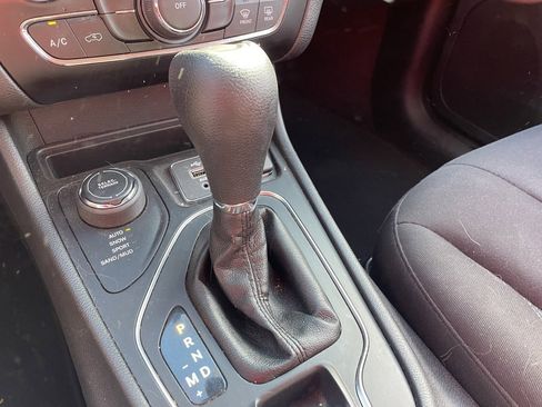 Used 2019 Jeep Cherokee Latitude w/ Popular Appearance Group image 4