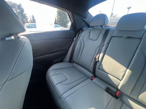 Used 2025 Hyundai Elantra Limited image 40