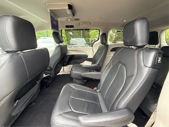 Used 2018 Chrysler Pacifica Touring-L FWD image 39
