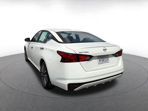 Used 2025 Nissan Altima 2.5 SV FWD image 11