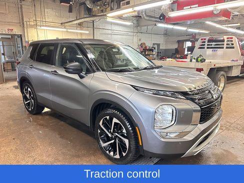 Used 2022 Mitsubishi Outlander SE image 2