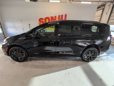 New 2026 Chrysler Pacifica Select image 2