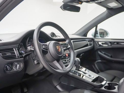 Used 2025 Porsche Macan image 4