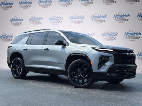 Used 2024 Chevrolet Traverse RS FWD image 2