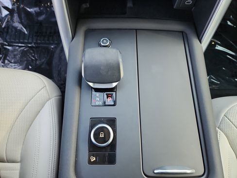 Used 2025 Land Rover Discovery S image 16