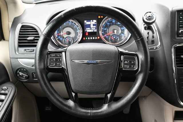 Used 2014 Chrysler Town & Country Touring-L FWD image 24