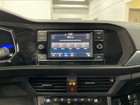 Used 2022 Volkswagen Jetta SE w/ Panoramic Sunroof Package FWD image 21