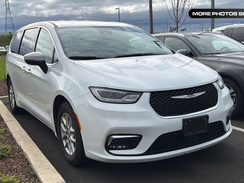 Used 2023 Chrysler Pacifica Touring-L FWD image 1