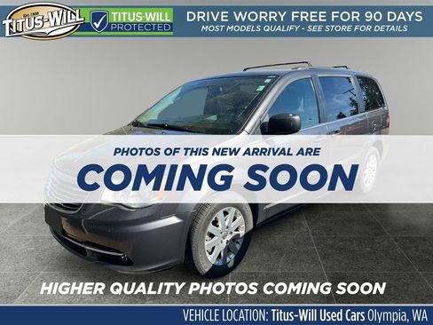 Used 2016 Chrysler Town & Country Touring image 2
