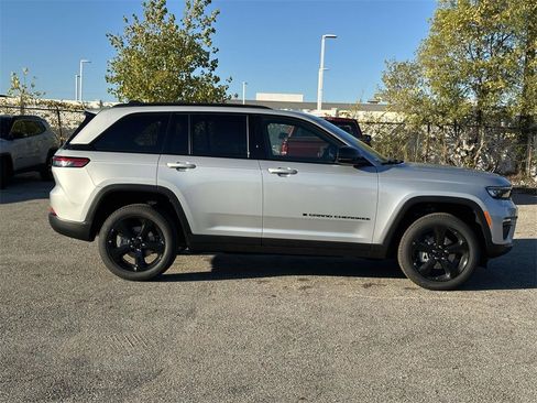 New 2025 Jeep Grand Cherokee Limited image 2