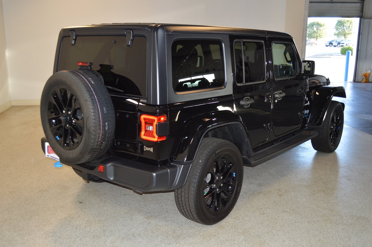 Used 2022 Jeep Wrangler Unlimited Sahara w/ Cold Weather Group AWD/4WD image 3