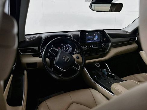 Used 2021 Toyota Highlander XLE FWD image 20