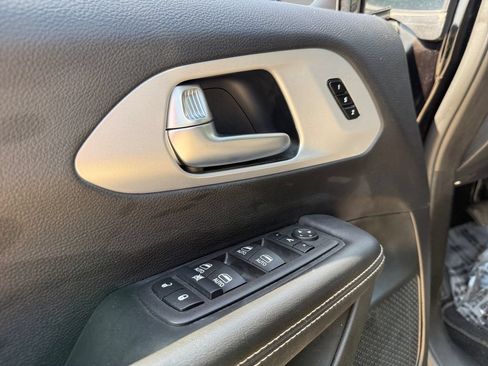 Used 2025 Chrysler Pacifica Limited FWD image 19