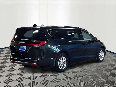 Used 2023 Chrysler Pacifica Touring-L FWD image 5