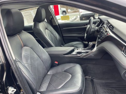 Used 2018 Toyota Camry XLE image 18