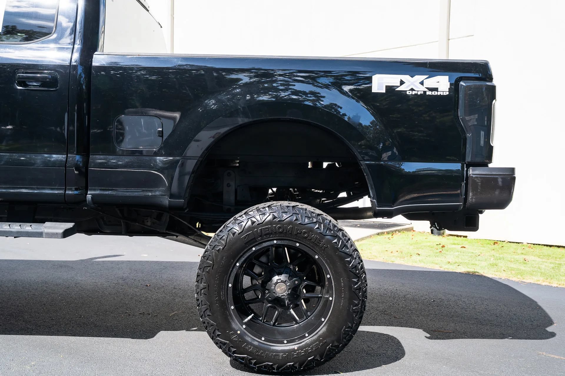 Used 2017 Ford F250 XLT w/ XLT Premium Package AWD/4WD image 5