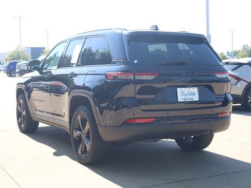 Used 2023 Jeep Grand Cherokee Limited w/ Black Appearance Package AWD/4WD image 6