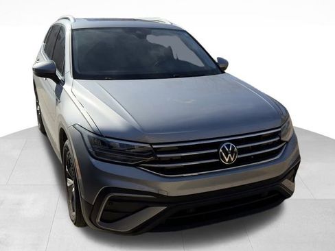 Used 2023 Volkswagen Tiguan SE w/ Panoramic Sunroof Package image 1