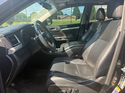 Used 2016 Toyota Highlander XLE AWD/4WD image 10