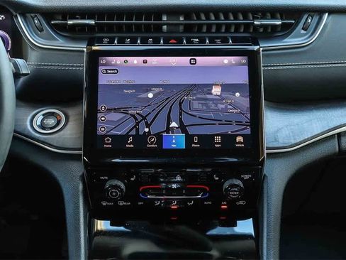 Used 2023 Jeep Grand Cherokee Limited image 13