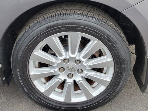 Used 2017 Toyota Sienna Limited image 23