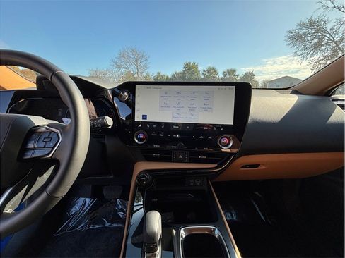 Used 2025 Lexus NX 250 FWD w/ Premium Package image 11