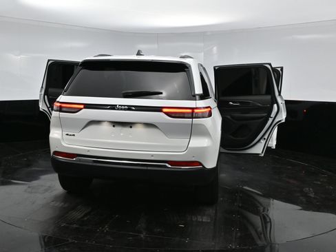 Used 2023 Jeep Grand Cherokee Altitude image 38