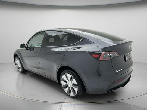 Used 2024 Tesla Model Y 2WD image 4