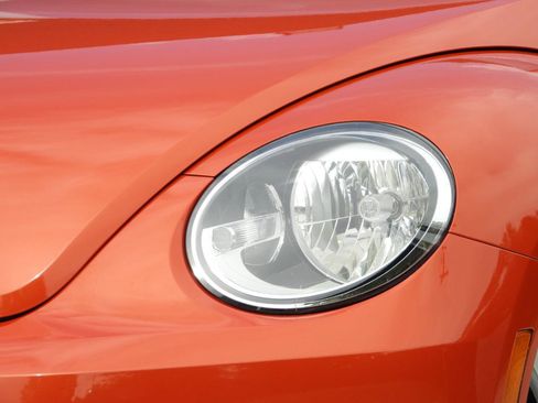 Used 2019 Volkswagen Beetle 2.0T SE FWD image 4