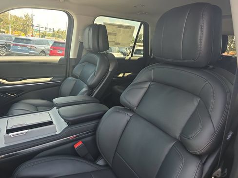 New 2026 Lincoln Navigator Premiere AWD/4WD image 15