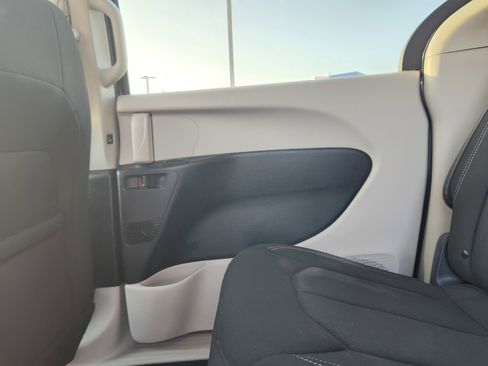 Used 2023 Chrysler Voyager LX image 50