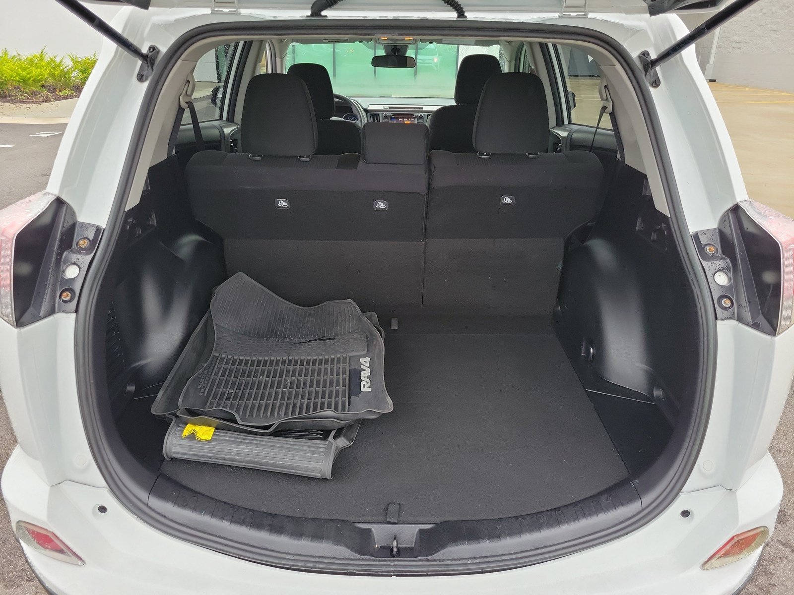 Used 2018 Toyota RAV4 LE FWD image 30