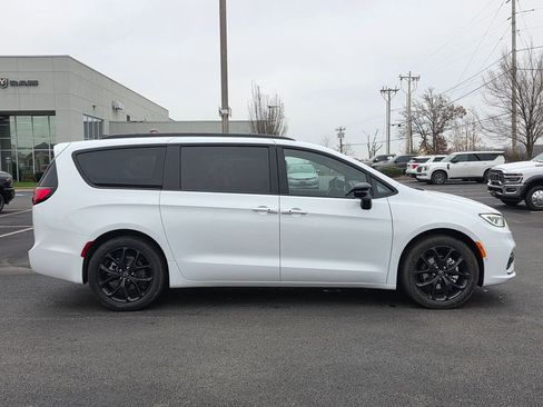 New 2026 Chrysler Pacifica Limited w/ S Appearance Package image 4