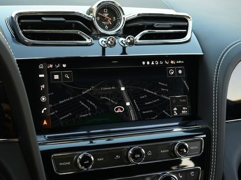 Used 2023 Bentley Bentayga Plug-In Hybrid image 16