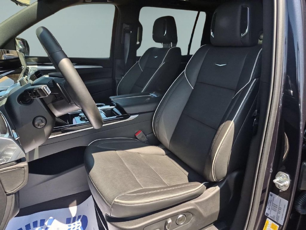 Certified 2025 Cadillac Escalade ESV Sport w/ LPO, Floor Liner Package AWD/4WD image 19