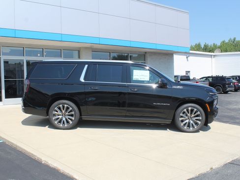New 2026 Chevrolet Suburban High Country AWD/4WD image 3