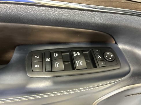 Used 2017 Jeep Grand Cherokee Overland image 15