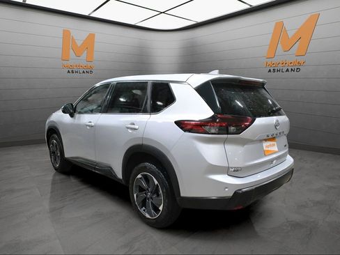 Used 2024 Nissan Rogue SV image 4