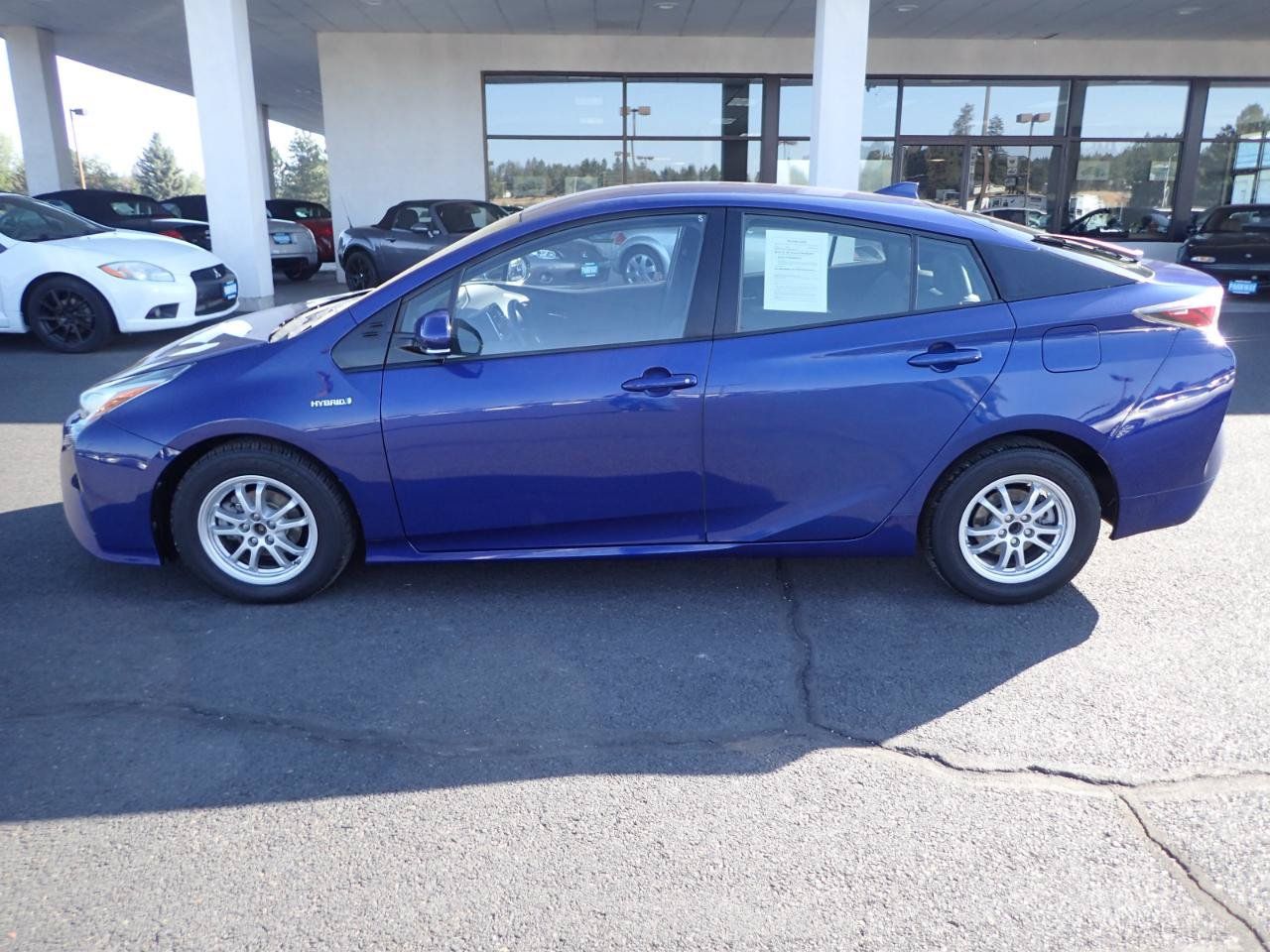 Used 2016 Toyota Prius Four FWD image 2
