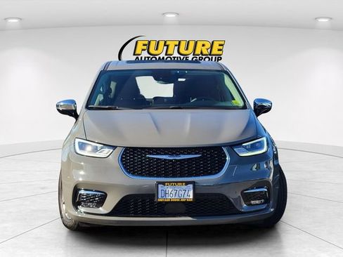 Used 2023 Chrysler Pacifica Limited FWD image 2