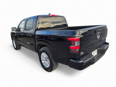 Used 2023 Nissan Frontier SV image 3