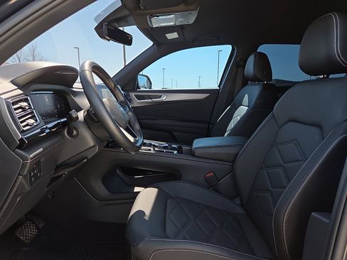 Used 2025 Volkswagen Atlas Cross Sport SE image 15