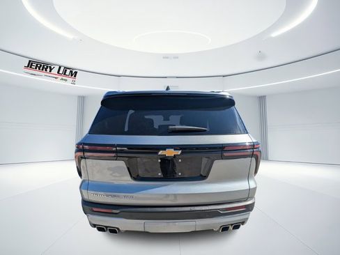 Used 2025 Chevrolet Traverse LT image 4